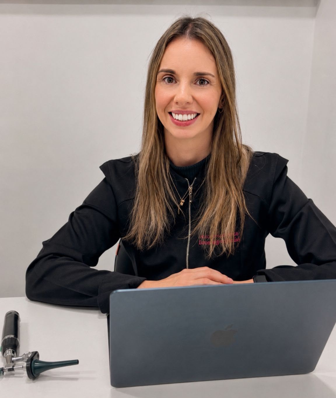 Dra. Débora Reboredo em seu consultório